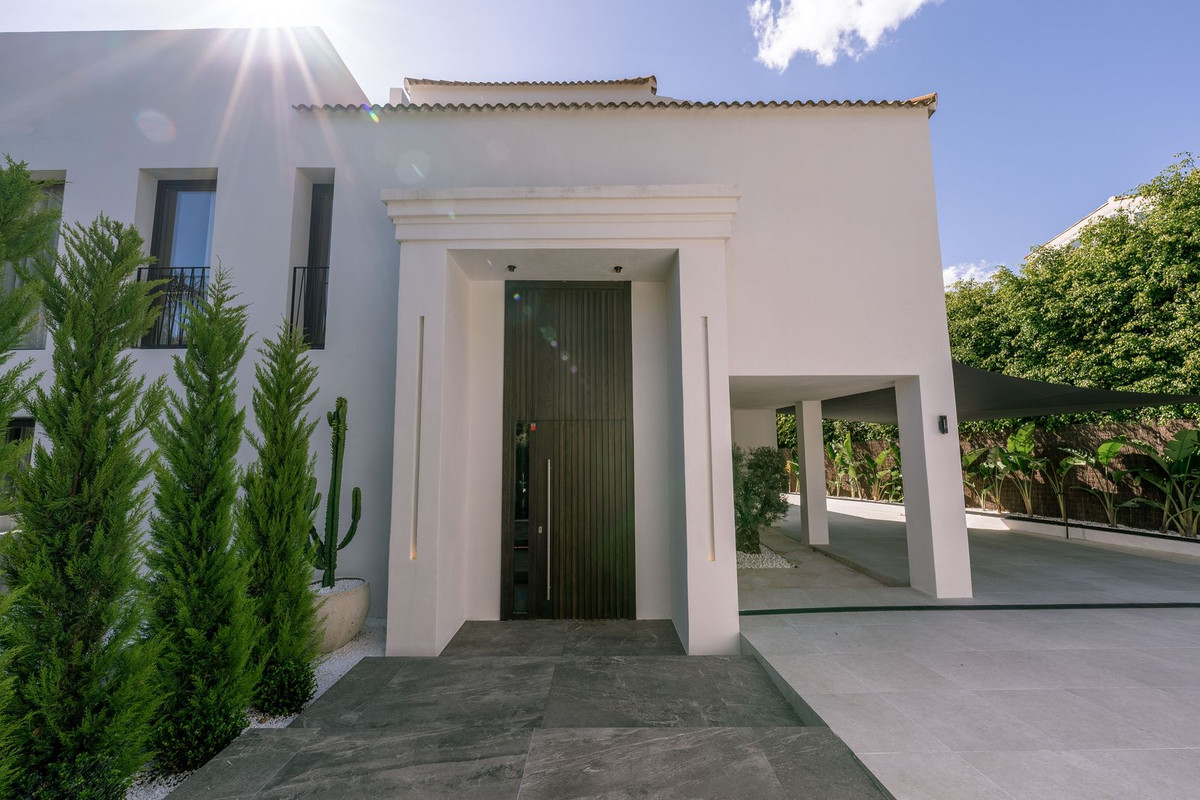 5 Bed Townhouse for sale in Nueva Andalucía Costa Del Sol, Málaga, Spain