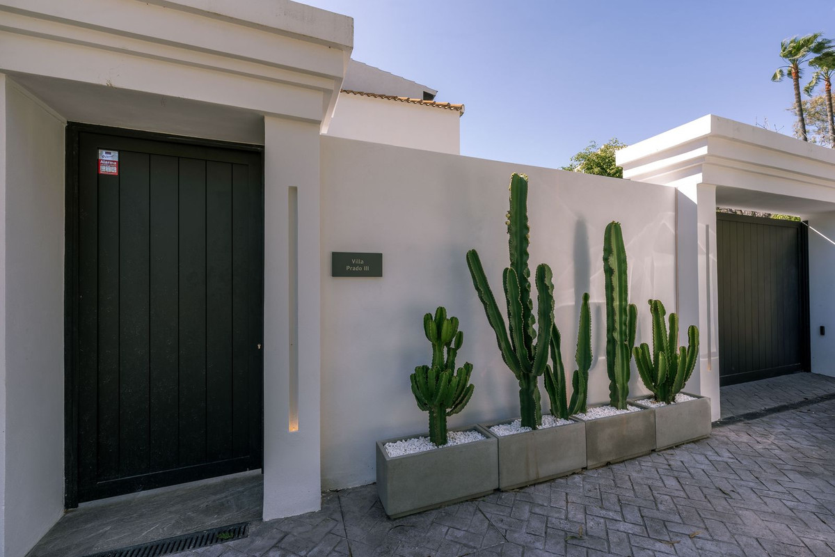 5 Bed Townhouse for sale in Nueva Andalucía Costa Del Sol, Málaga, Spain