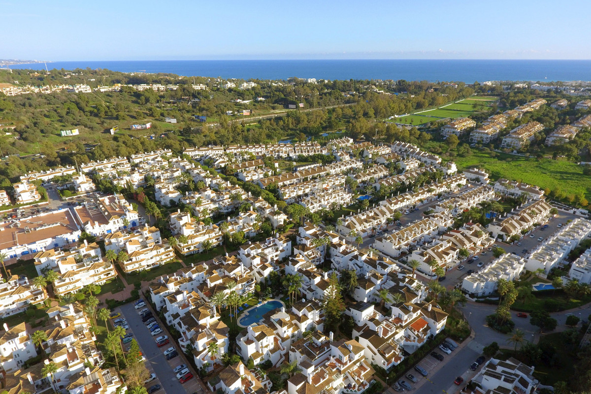 3 Bed Apartment for sale in Nueva Andalucía Costa Del Sol, Málaga, Spain