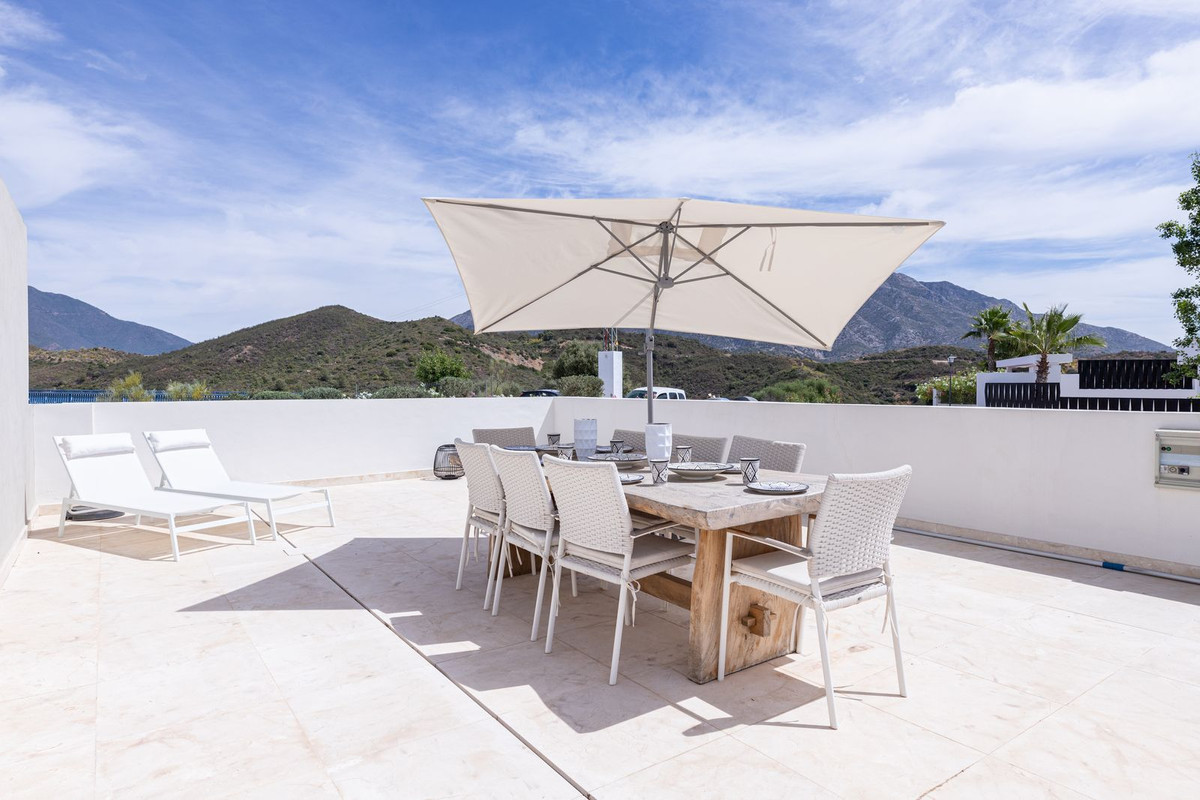 2 Bed Apartment for sale in Nueva Andalucía Costa Del Sol, Málaga, Spain