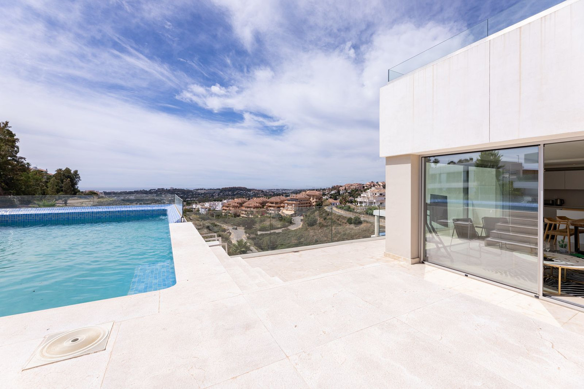 2 Bed Apartment for sale in Nueva Andalucía Costa Del Sol, Málaga, Spain