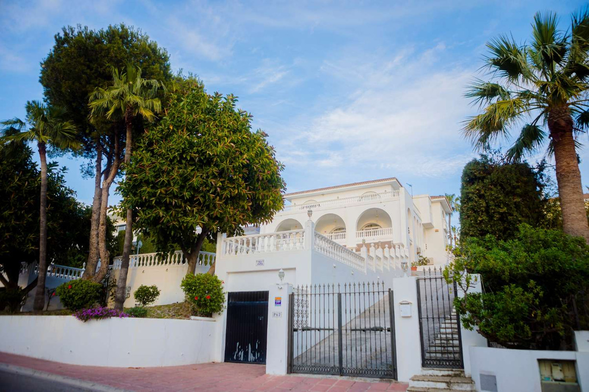 6 Bed Townhouse for sale in Benalmadena Costa Del Sol, Málaga, Spain