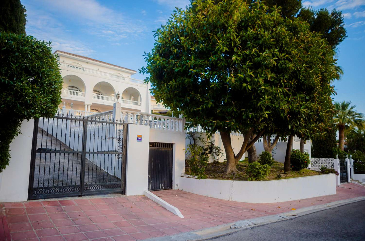 6 Bed Townhouse for sale in Benalmadena Costa Del Sol, Málaga, Spain