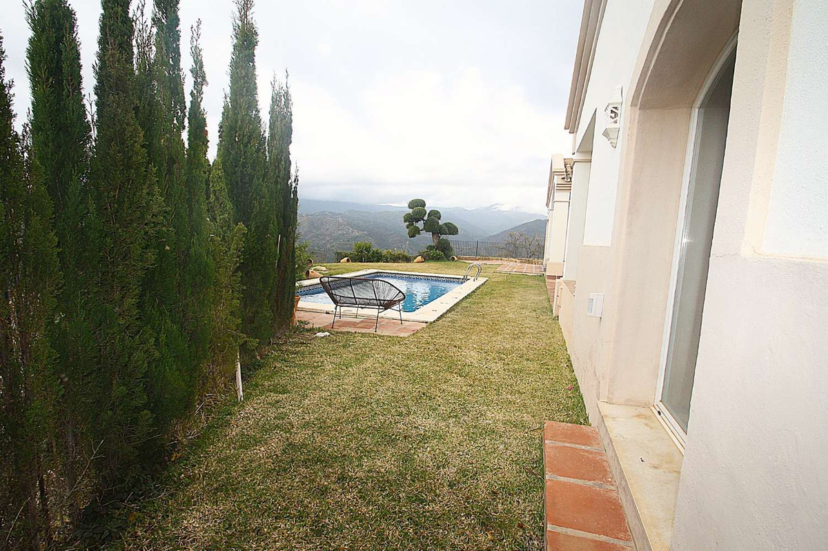 4 Bed Townhouse for sale in Istán Costa Del Sol, Málaga, Spain