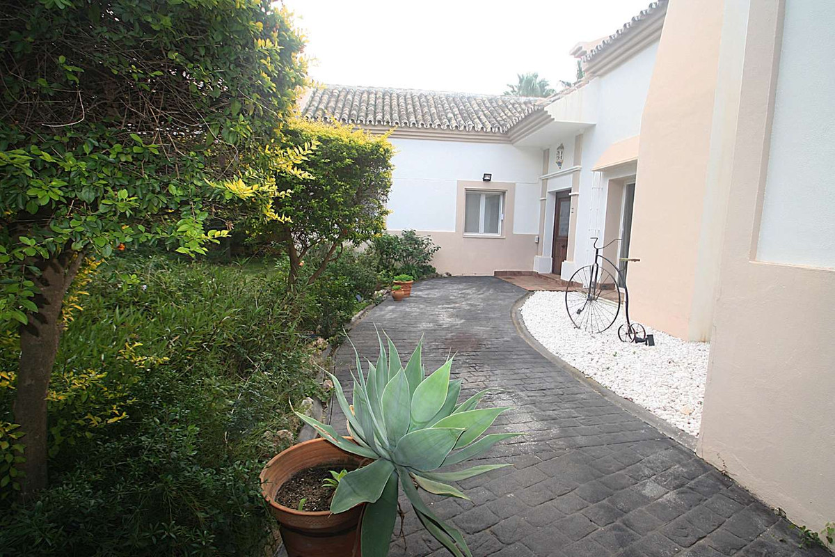 4 Bed Townhouse for sale in Istán Costa Del Sol, Málaga, Spain