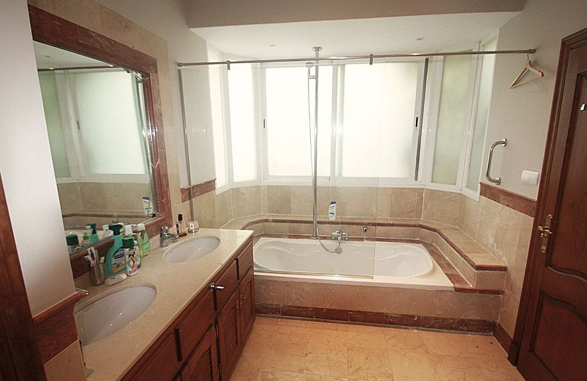 4 Bed Townhouse for sale in Istán Costa Del Sol, Málaga, Spain