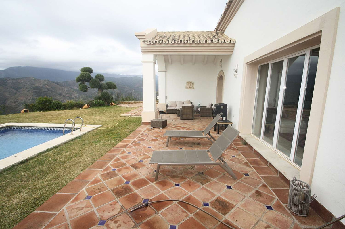 4 Bed Townhouse for sale in Istán Costa Del Sol, Málaga, Spain