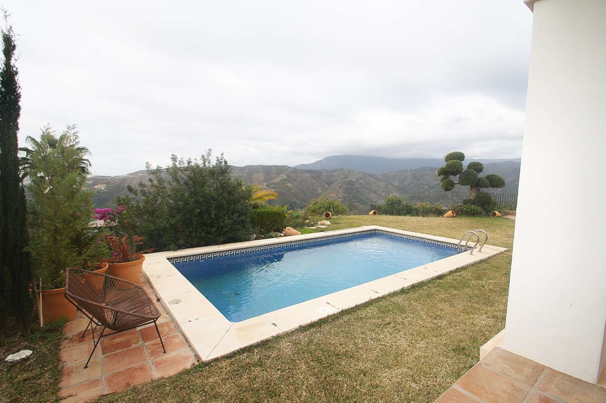 4 Bed Townhouse for sale in Istán Costa Del Sol, Málaga, Spain