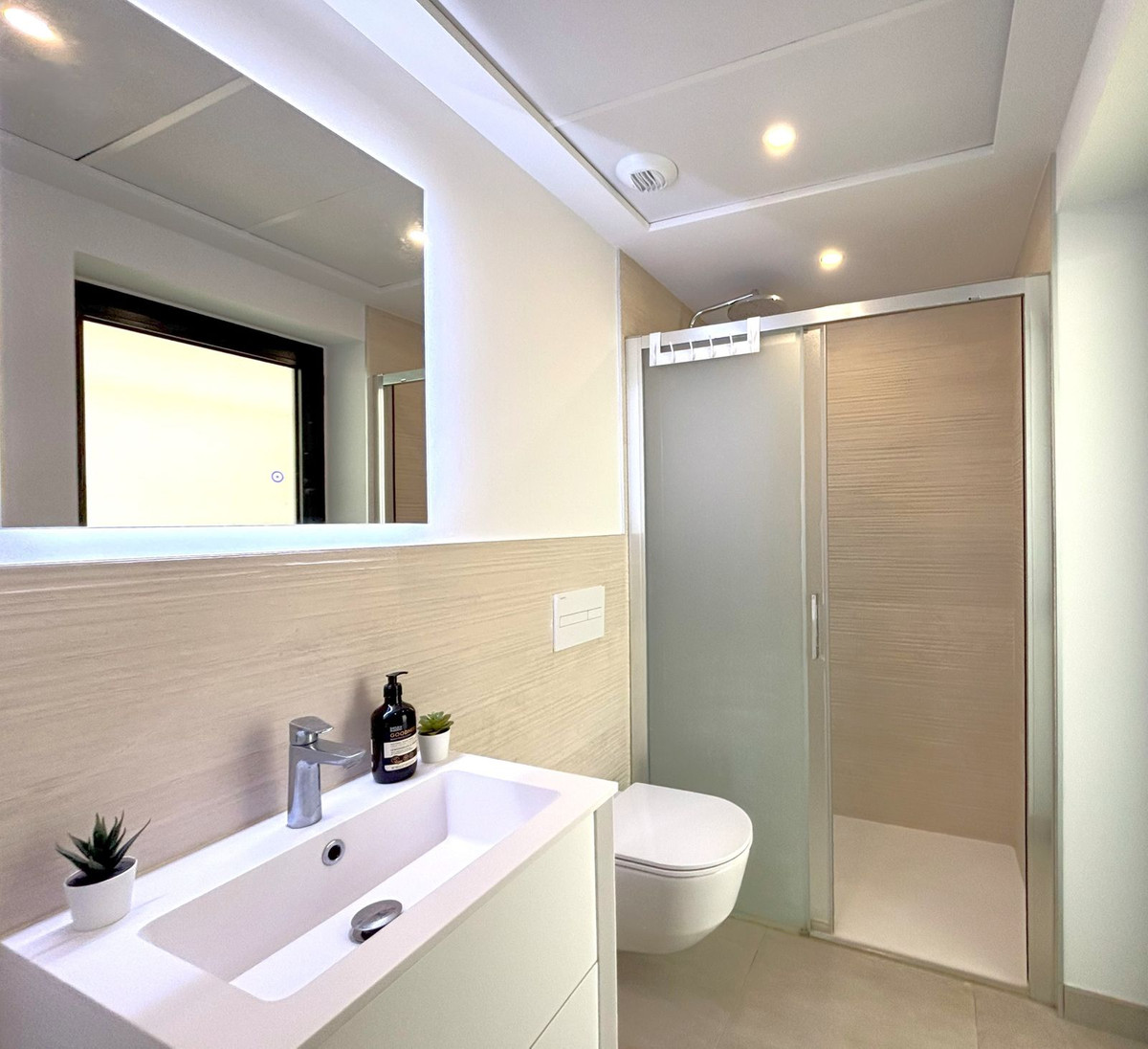 2 Bed Apartment for sale in Fuengirola Costa Del Sol, Málaga, Spain