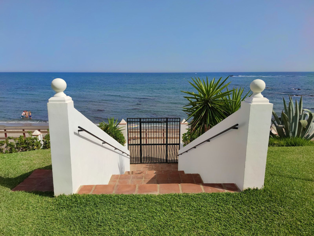 2 Bed Apartment for sale in Calahonda Costa Del Sol, Málaga, Spain