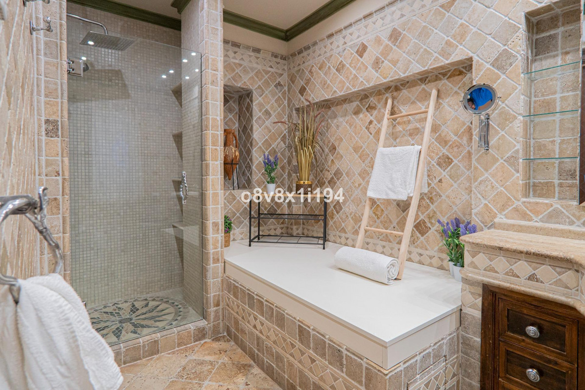 Se vende Villa - Chalet de 5 dormitorios en Costa Del Sol, Málaga, España