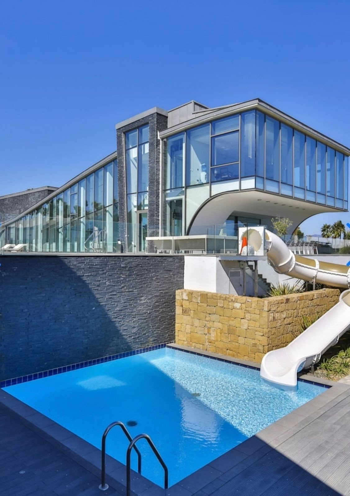 Se vende Villa - Chalet de 18 dormitorios en Costa Del Sol, Cadiz, España