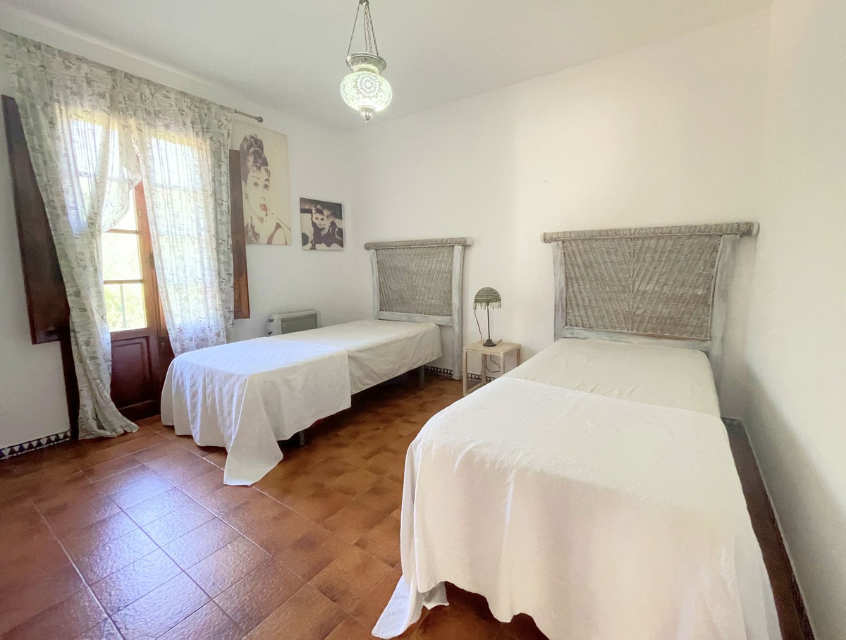 2 Bed Apartment for sale in La Duquesa Costa Del Sol, Málaga, Spain