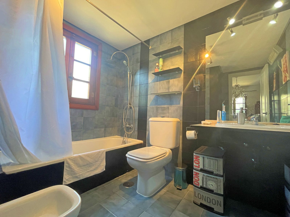 2 Bed Apartment for sale in La Duquesa Costa Del Sol, Málaga, Spain