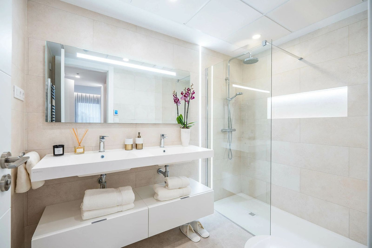 2 Bed Apartment for sale in Fuengirola Costa Del Sol, Málaga, Spain