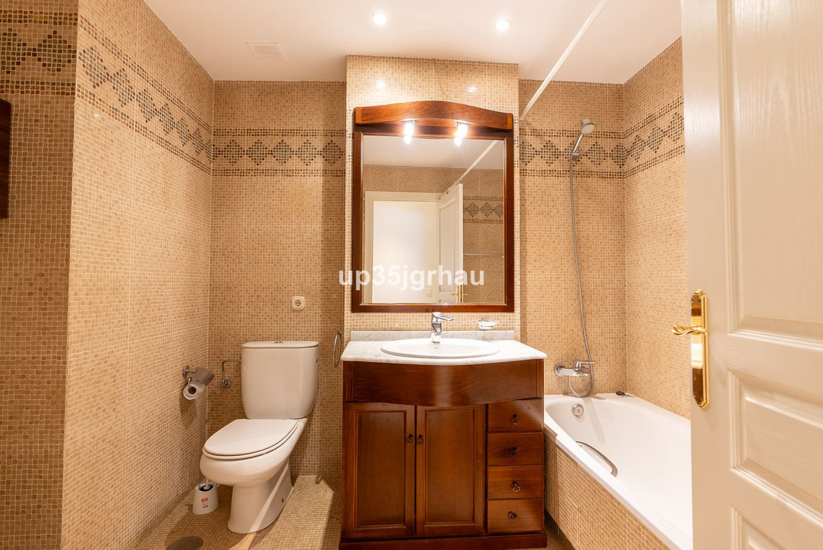 Se vende Apartamento Planta Media de 3 dormitorios en Costa Del Sol, Málaga, España