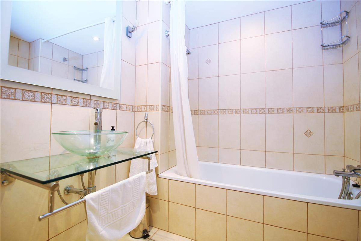 2 Bed Apartment for sale in Estepona Costa Del Sol, Málaga, Spain