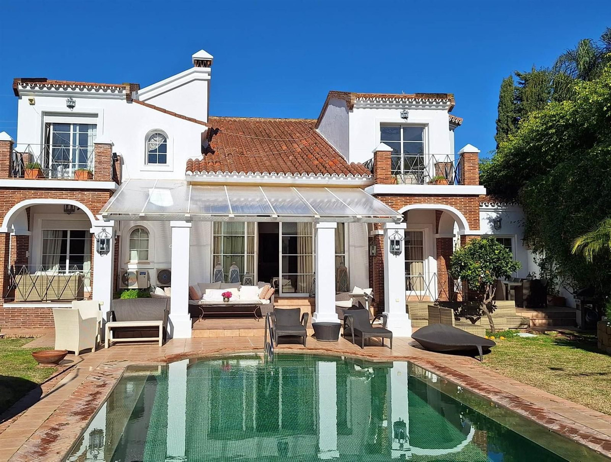 Se vende Villa - Chalet de 4 dormitorios en Costa Del Sol, Málaga, España