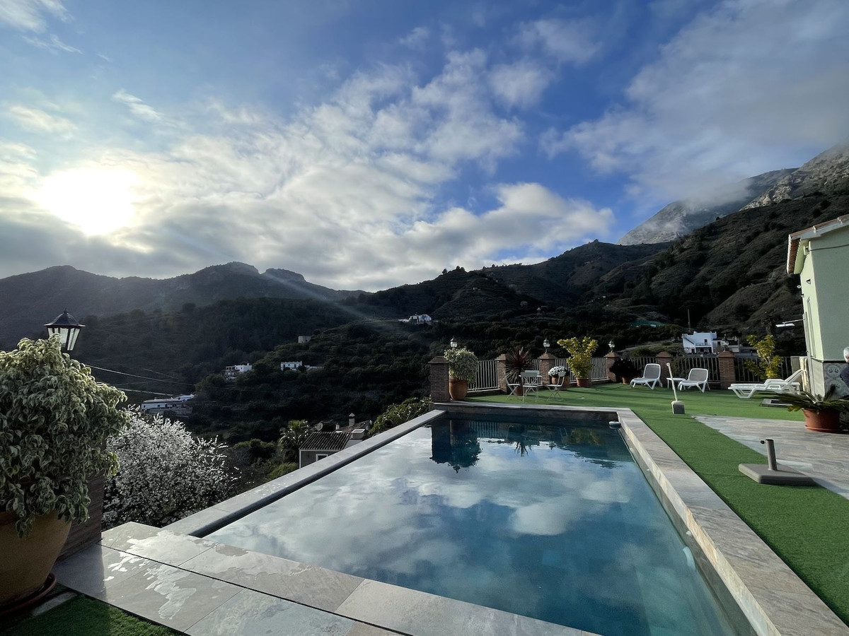 3 Bed Townhouse for sale in Nerja Costa Del Sol East, Málaga, Spain