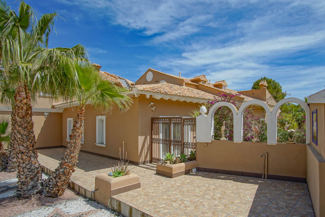 8 Bed Townhouse for sale in La Nucia Costa Blanca, Alicante, Spain