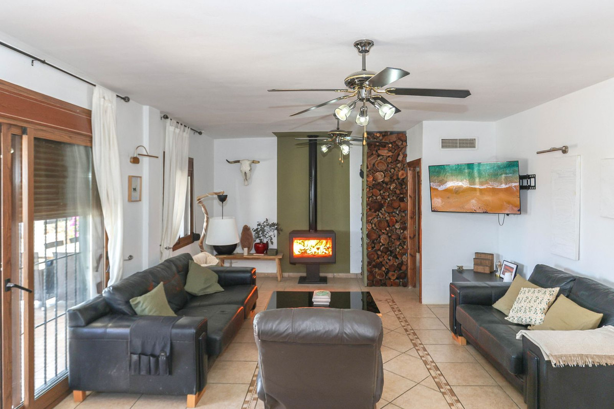 4 Bed Townhouse for sale in Alozaina Costa Del Sol, Málaga, Spain