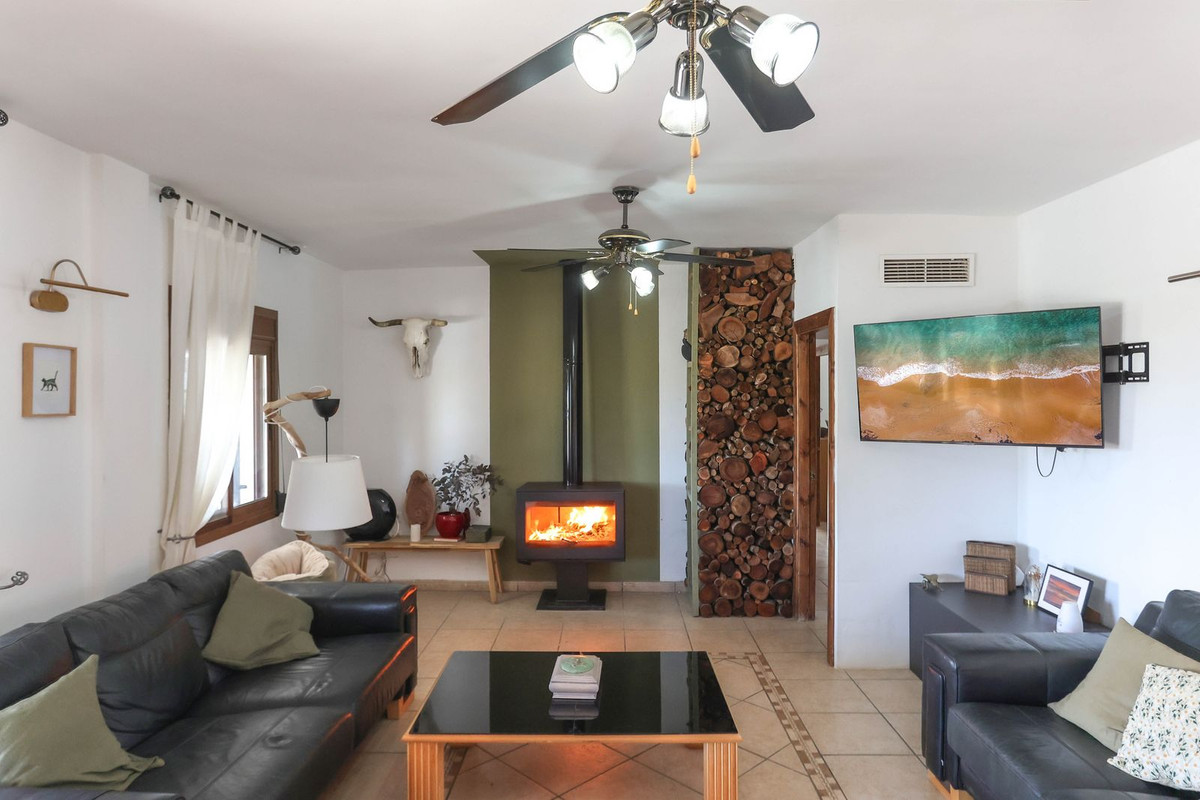 4 Bed Townhouse for sale in Alozaina Costa Del Sol, Málaga, Spain
