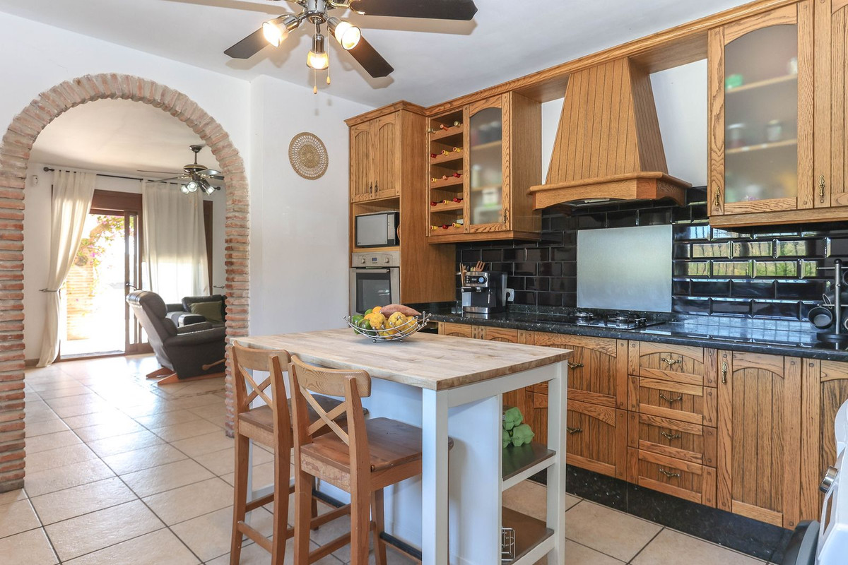 4 Bed Townhouse for sale in Alozaina Costa Del Sol, Málaga, Spain