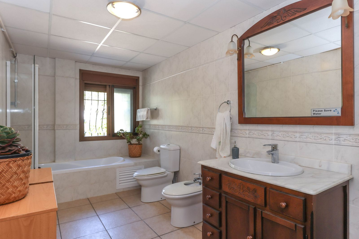 4 Bed Townhouse for sale in Alozaina Costa Del Sol, Málaga, Spain
