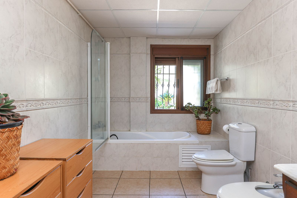 4 Bed Townhouse for sale in Alozaina Costa Del Sol, Málaga, Spain