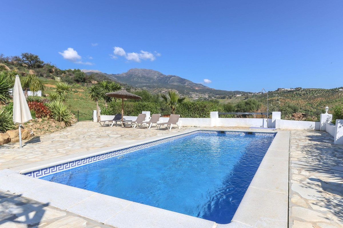 4 Bed Townhouse for sale in Alozaina Costa Del Sol, Málaga, Spain