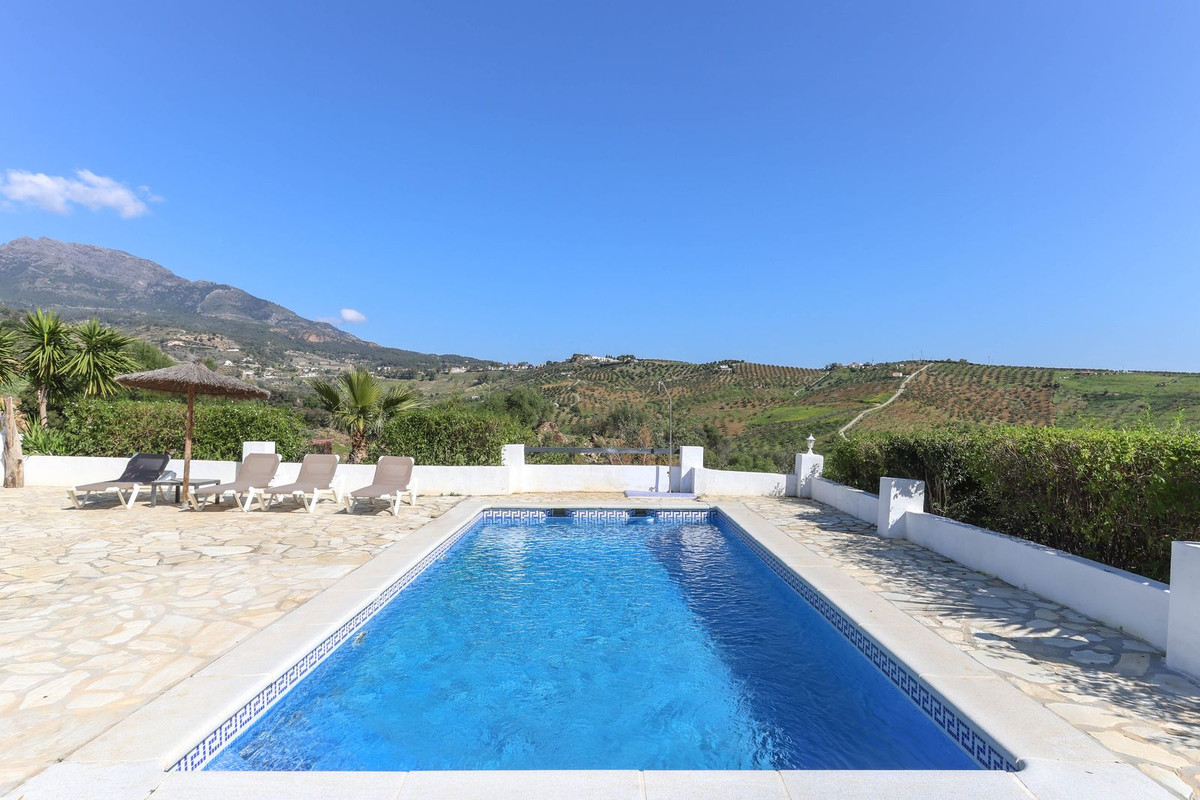 4 Bed Townhouse for sale in Alozaina Costa Del Sol, Málaga, Spain