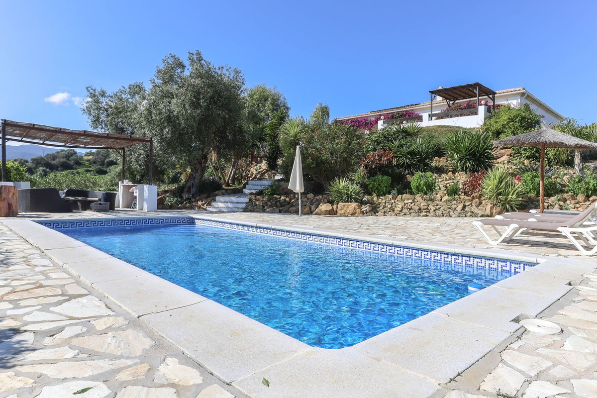 4 Bed Townhouse for sale in Alozaina Costa Del Sol, Málaga, Spain