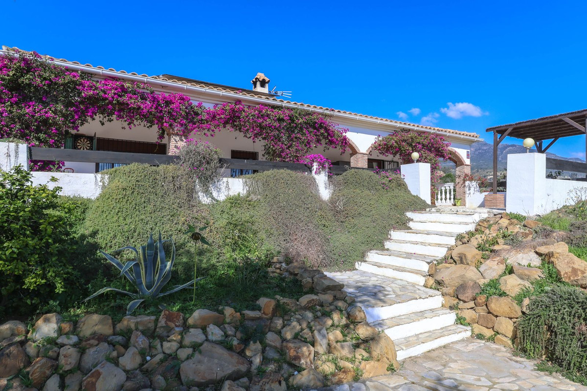 4 Bed Townhouse for sale in Alozaina Costa Del Sol, Málaga, Spain
