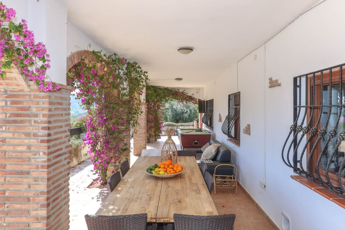 4 Bed Townhouse for sale in Alozaina Costa Del Sol, Málaga, Spain