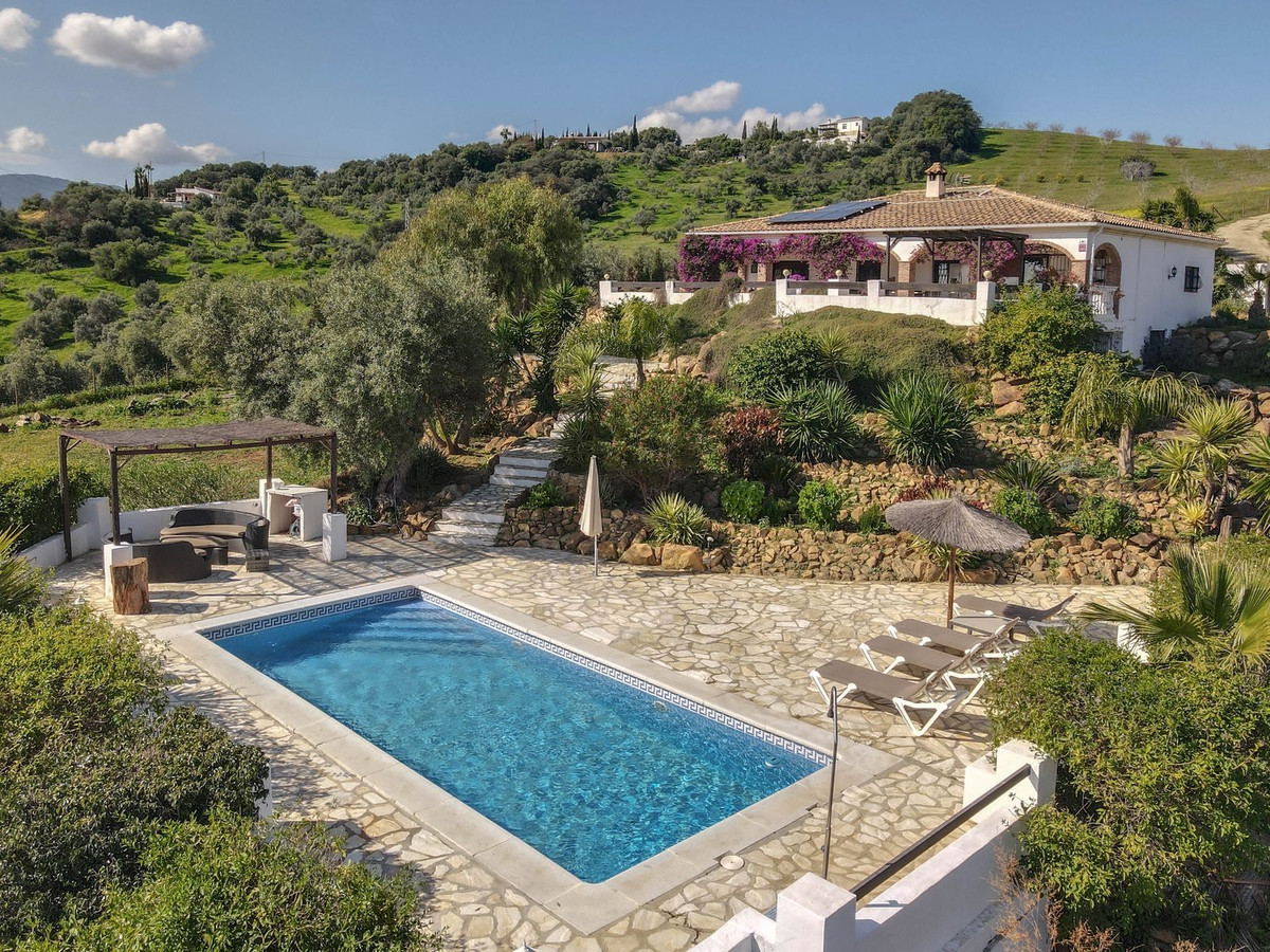 4 Bed Townhouse for sale in Alozaina Costa Del Sol, Málaga, Spain