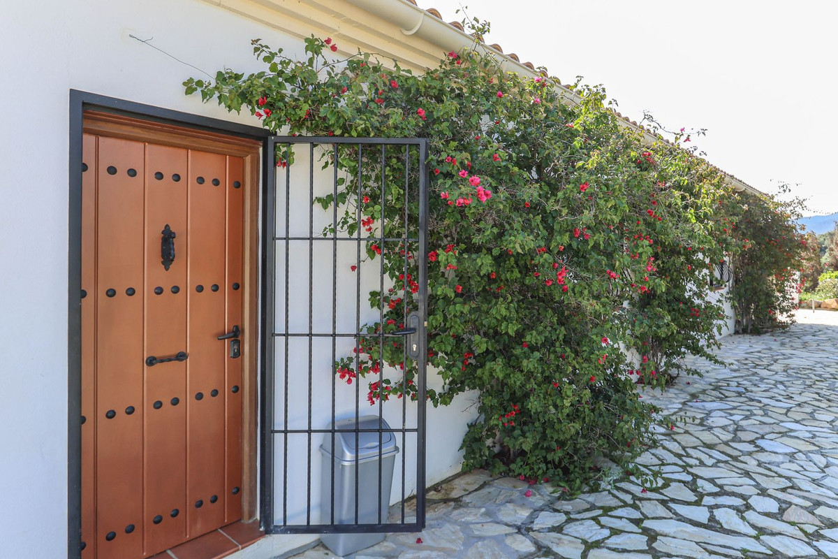 4 Bed Townhouse for sale in Alozaina Costa Del Sol, Málaga, Spain