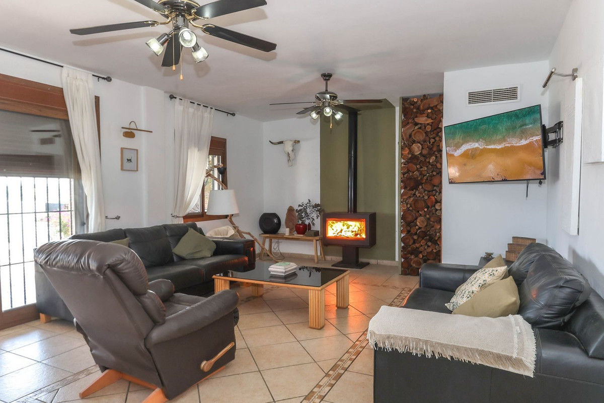 4 Bed Townhouse for sale in Alozaina Costa Del Sol, Málaga, Spain