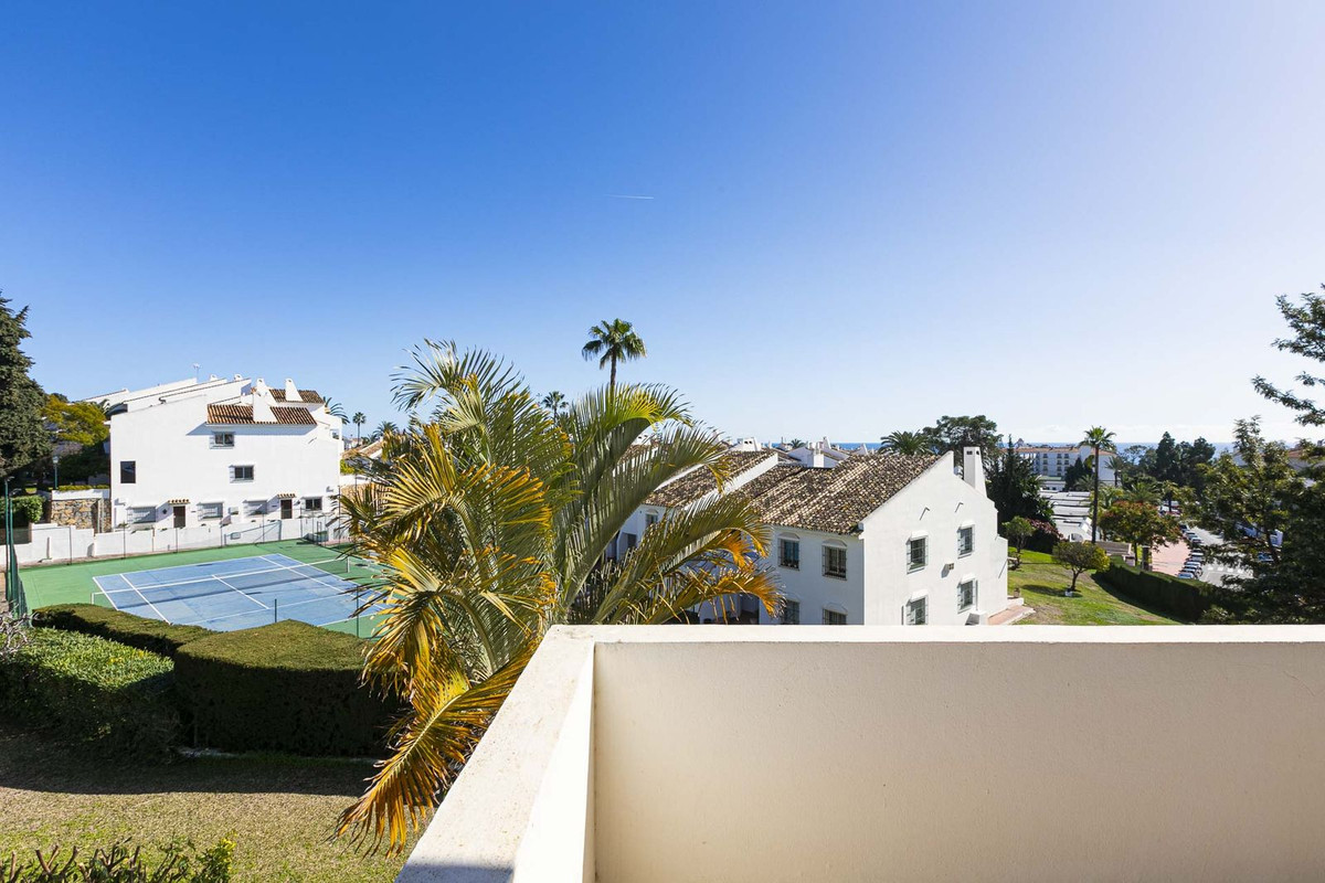 3 Bed Apartment for sale in Nueva Andalucía Costa Del Sol, Málaga, Spain