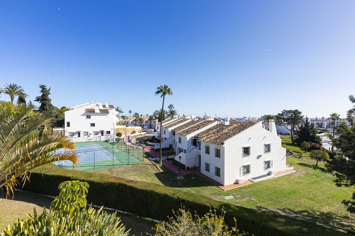 3 Bed Apartment for sale in Nueva Andalucía Costa Del Sol, Málaga, Spain
