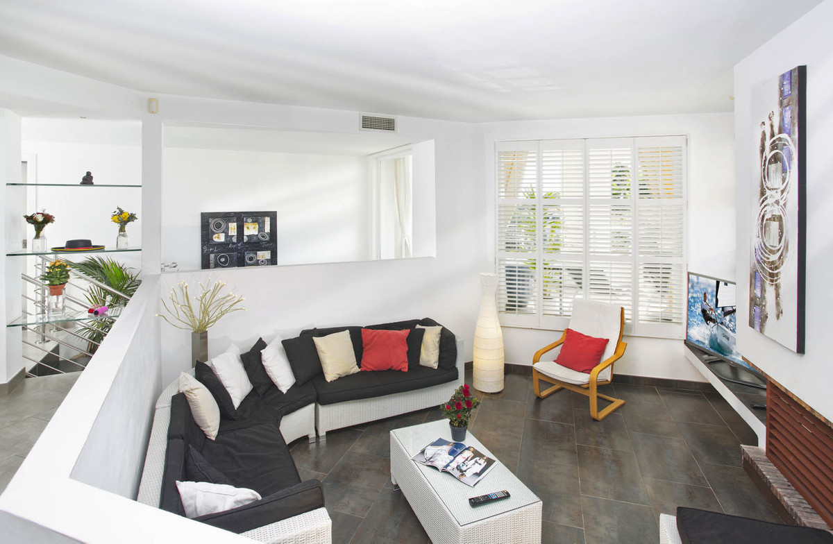 8 Bed Townhouse for sale in Elviria Costa Del Sol, Málaga, Spain