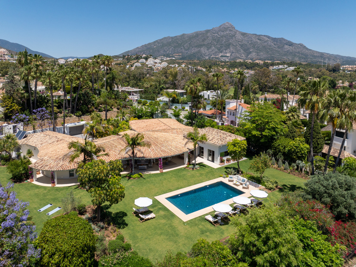 5 Bed Townhouse for sale in Nueva Andalucía Costa Del Sol, Málaga, Spain