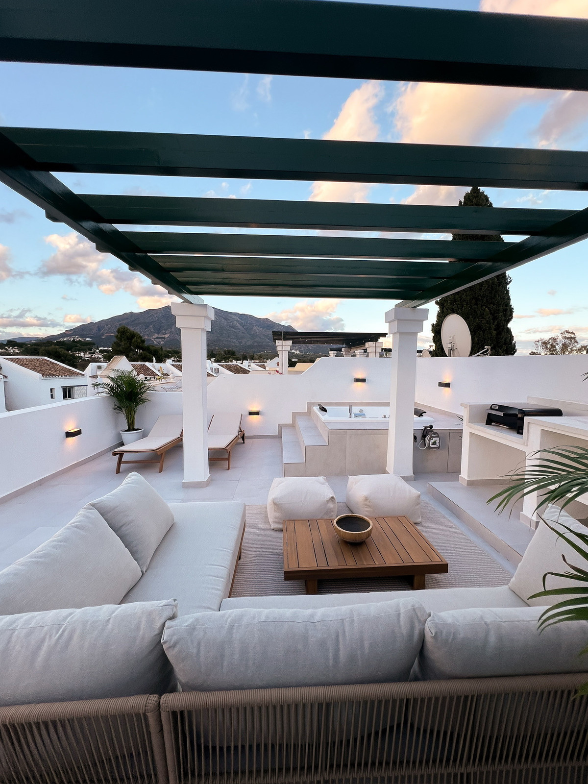 3 Bed Apartment for sale in Nueva Andalucía Costa Del Sol, Málaga, Spain