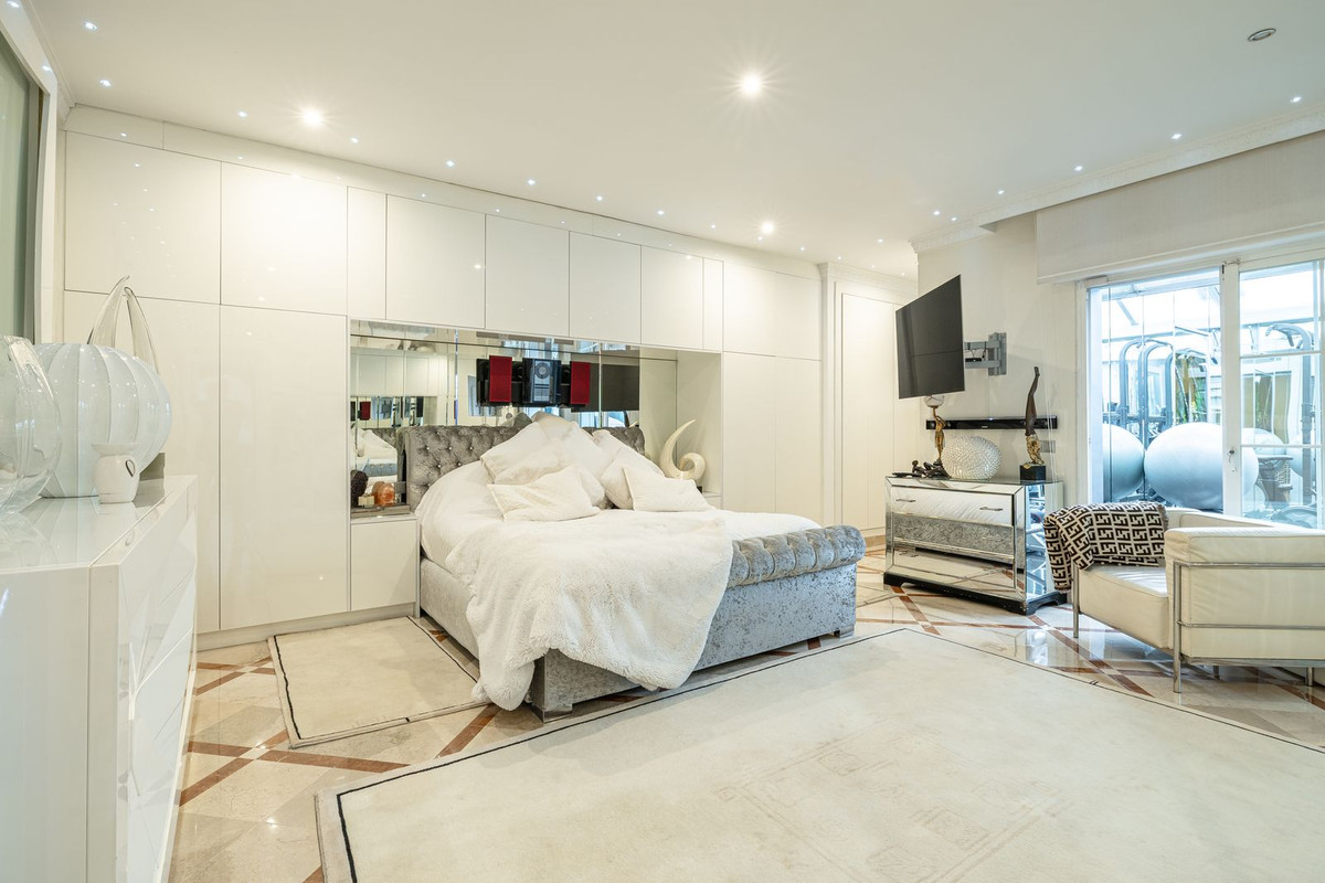 2 Bed Apartment for sale in Nueva Andalucía Costa Del Sol, Málaga, Spain