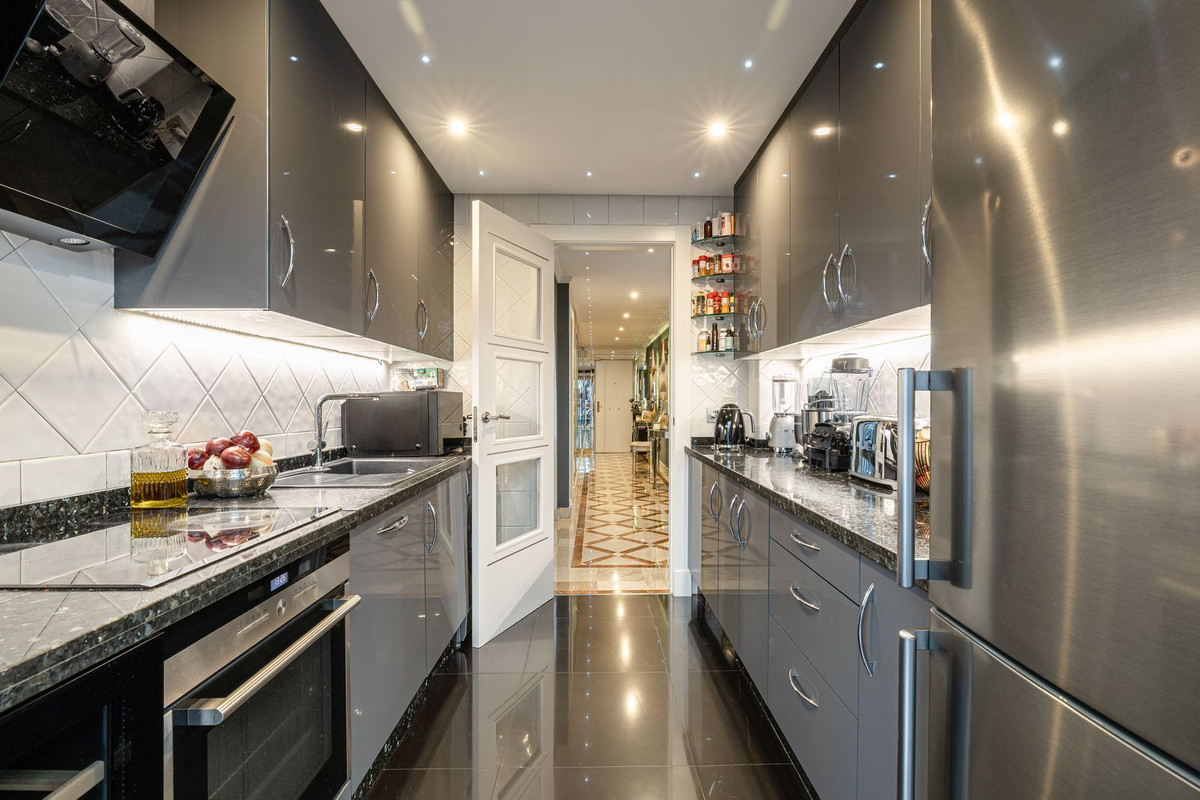 2 Bed Apartment for sale in Nueva Andalucía Costa Del Sol, Málaga, Spain