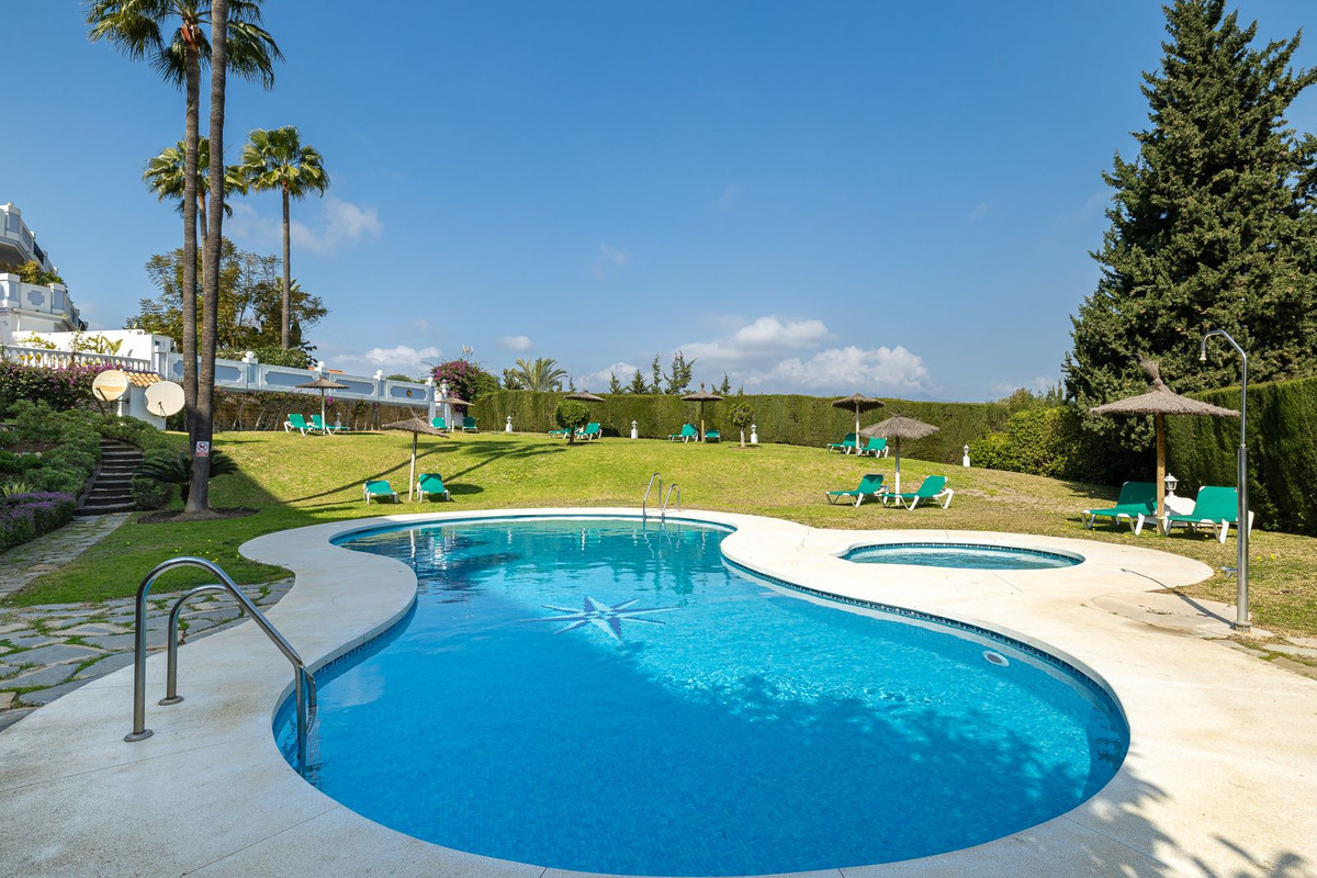 2 Bed Apartment for sale in Nueva Andalucía Costa Del Sol, Málaga, Spain