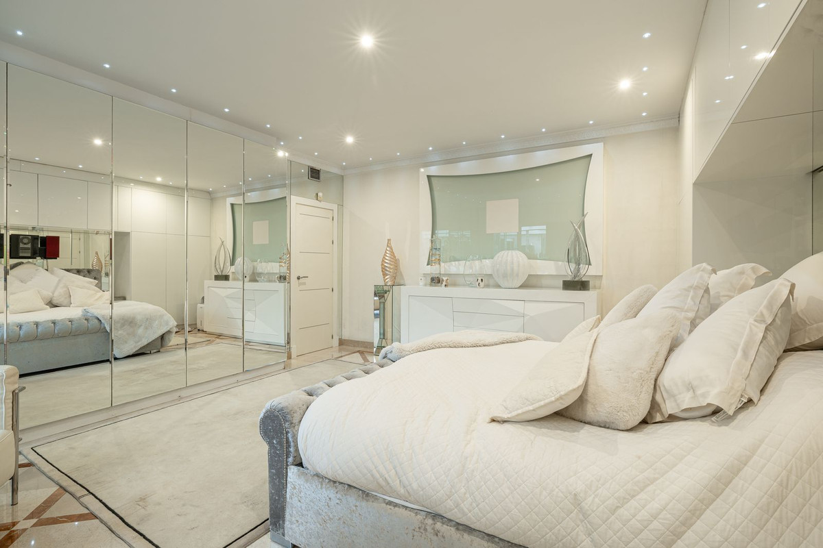 2 Bed Apartment for sale in Nueva Andalucía Costa Del Sol, Málaga, Spain