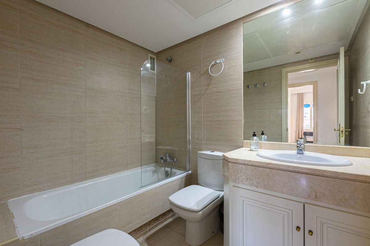 Se vende Apartamento Planta Media de 2 dormitorios en Costa Del Sol, Málaga, España