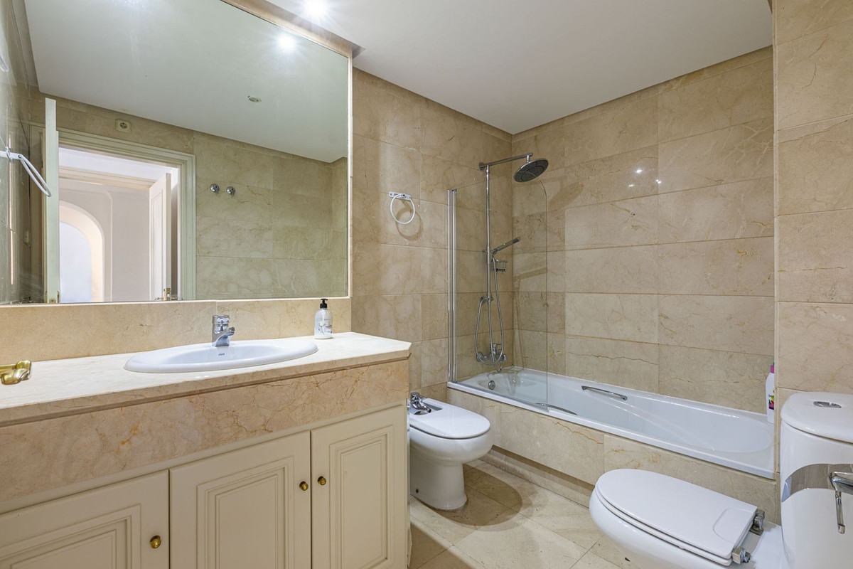 Se vende Apartamento Planta Media de 2 dormitorios en Costa Del Sol, Málaga, España
