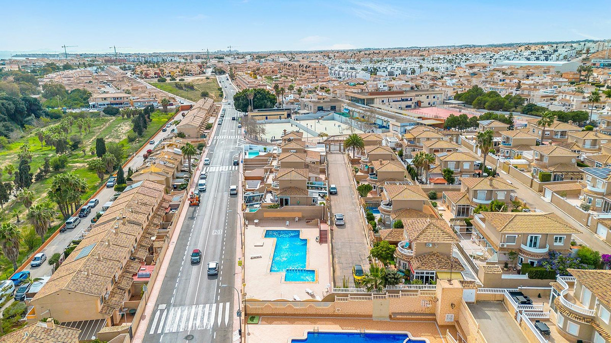 5 Bed Townhouse for sale in Torrevieja Costa Blanca, Alicante, Spain