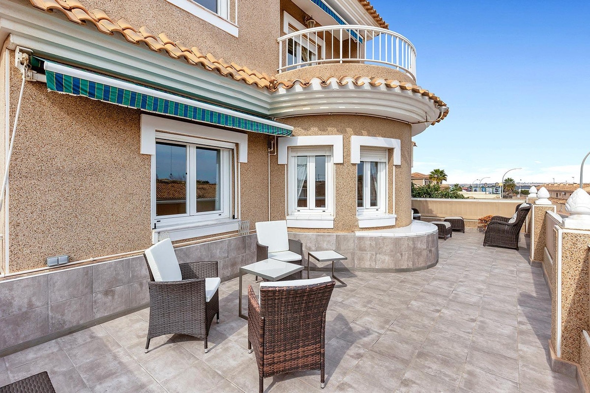5 Bed Townhouse for sale in Torrevieja Costa Blanca, Alicante, Spain